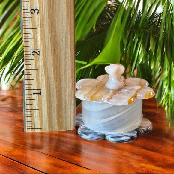 Vintage Carved Onyx Stone Lidded Trinket Dish – Flower Shaped - Picture 8 of 12